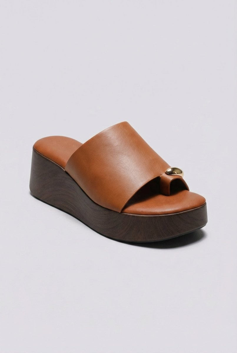 Ideal shoes - Platform Sandals Toe Ring - Tan Matte