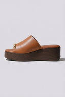 Ideal shoes - Platform Sandals Toe Ring - Tan Matte