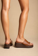Ideal shoes - Platform Sandals Toe Ring - Tan Matte