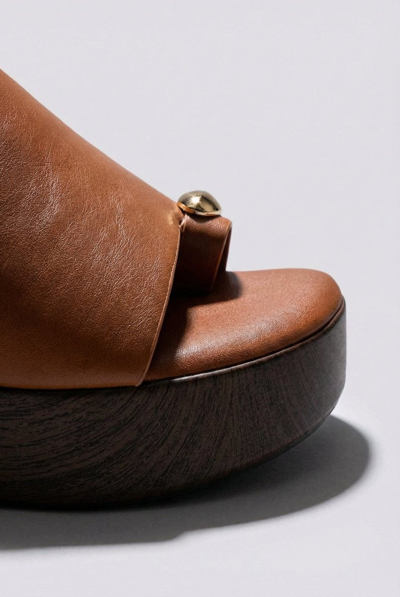 Ideal shoes - Platform Sandals Toe Ring - Tan Matte