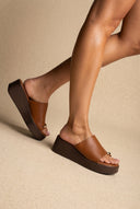 Ideal shoes - Platform Sandals Toe Ring - Tan Matte