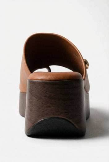 Ideal shoes - Platform Sandals Toe Ring - Tan Matte