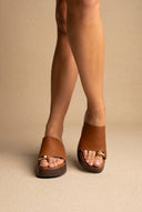 Ideal shoes - Platform Sandals Toe Ring - Tan Matte