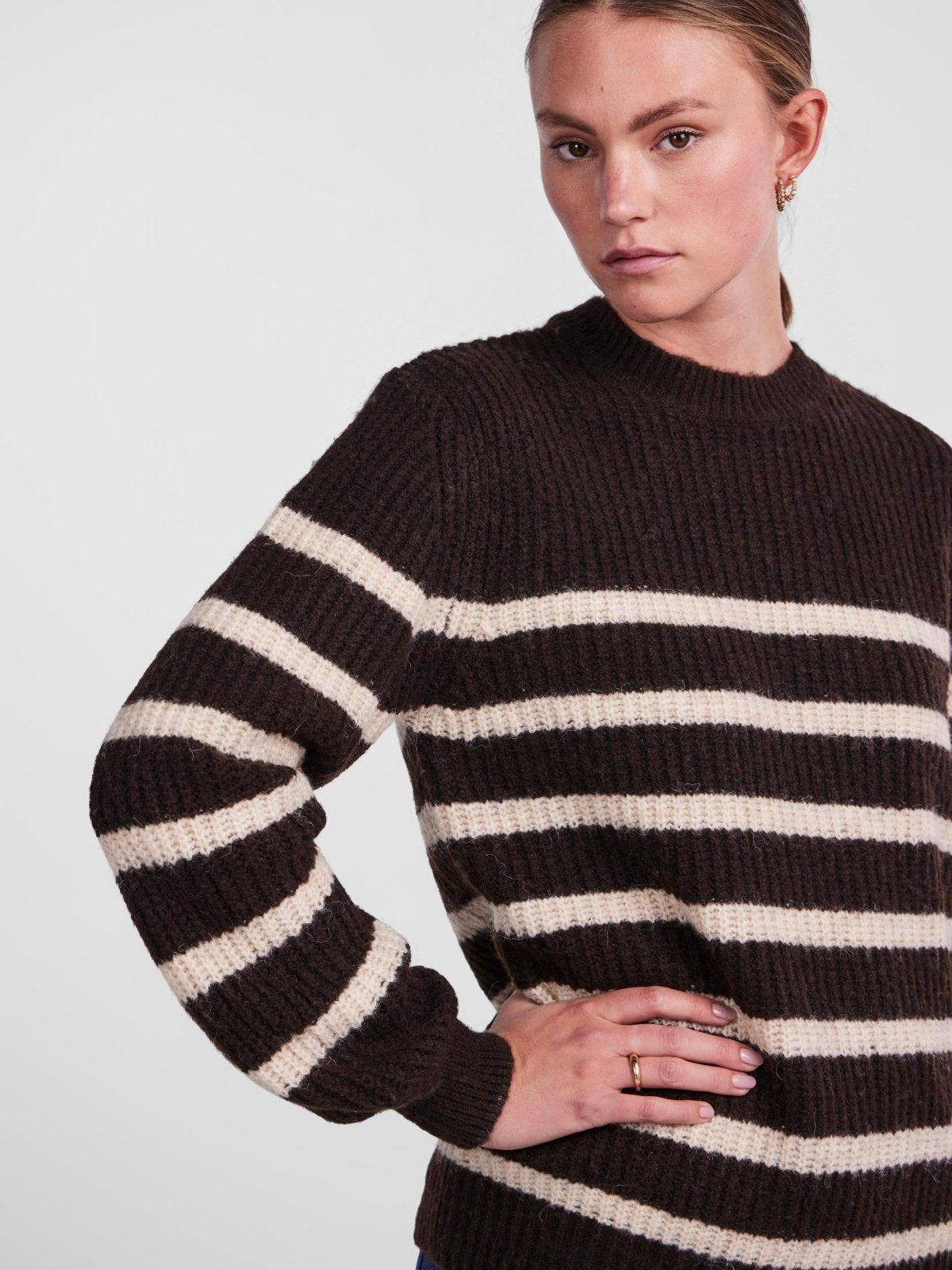 Πλεκτό πουλόβερ ριγέ με μαλλί PIECES 17139849 - Καφέ - thefashionproject.gr - PIECES