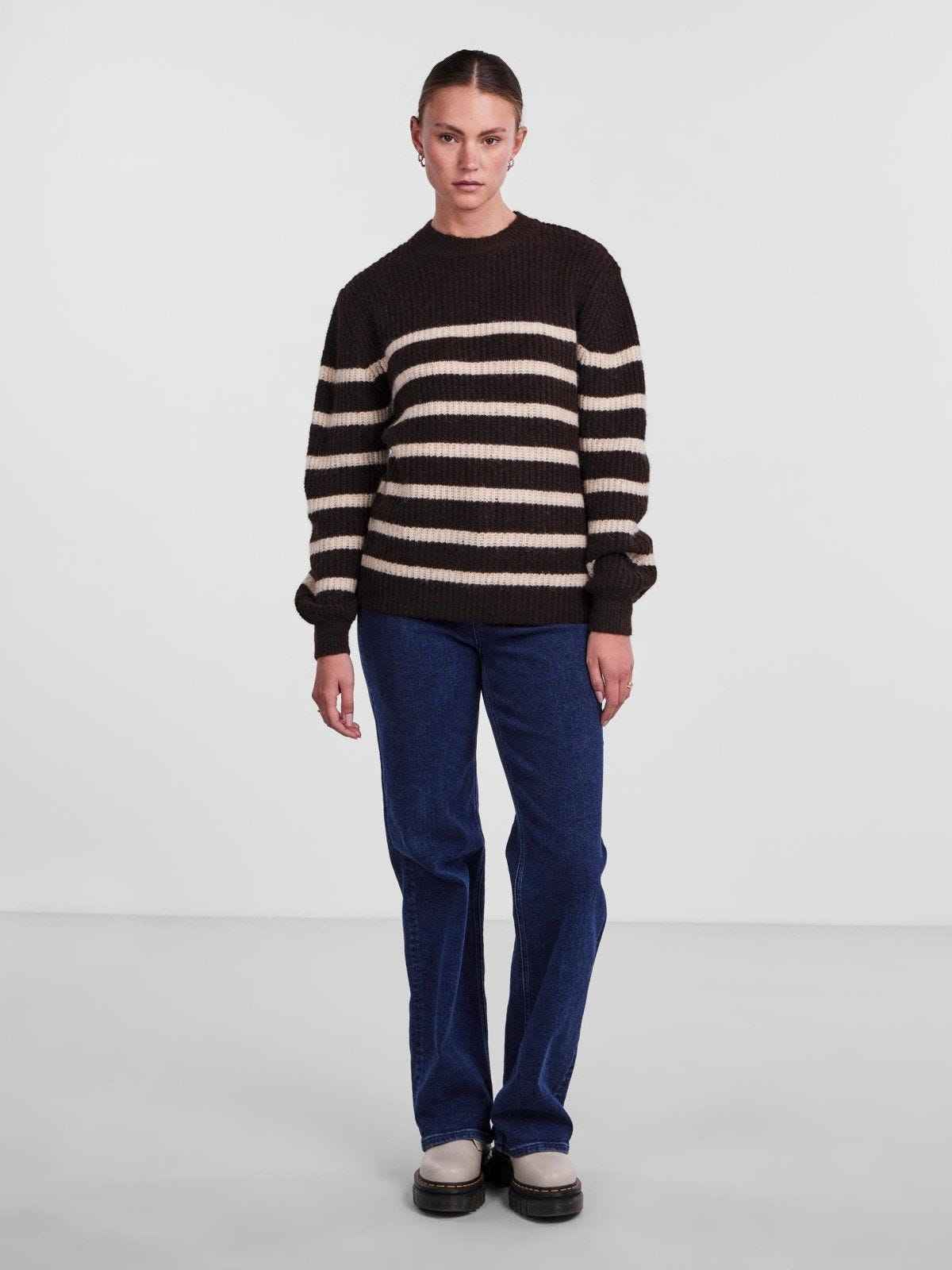 Πλεκτό πουλόβερ ριγέ με μαλλί PIECES 17139849 - Καφέ - thefashionproject.gr - PIECES