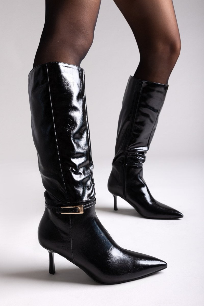 Μυτερά Μποτάκια με Λουράκι και Τόκα - Μαύρο Λουστρίνι με Ρυτίδες