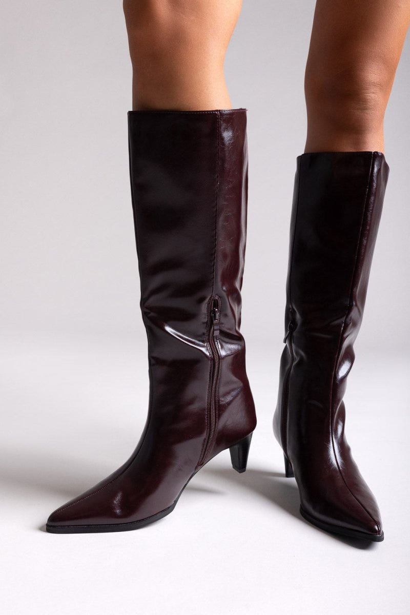 Ideal shoes - Pointed Crinkled Patent Boots with Kitten Heel - Burgundy Crinkled Patent