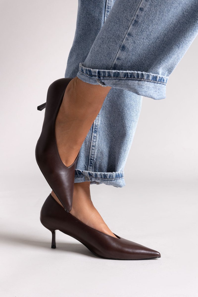 Μυτερές γόβες με kitten τακούνι - Σκούρο καφέ ματ