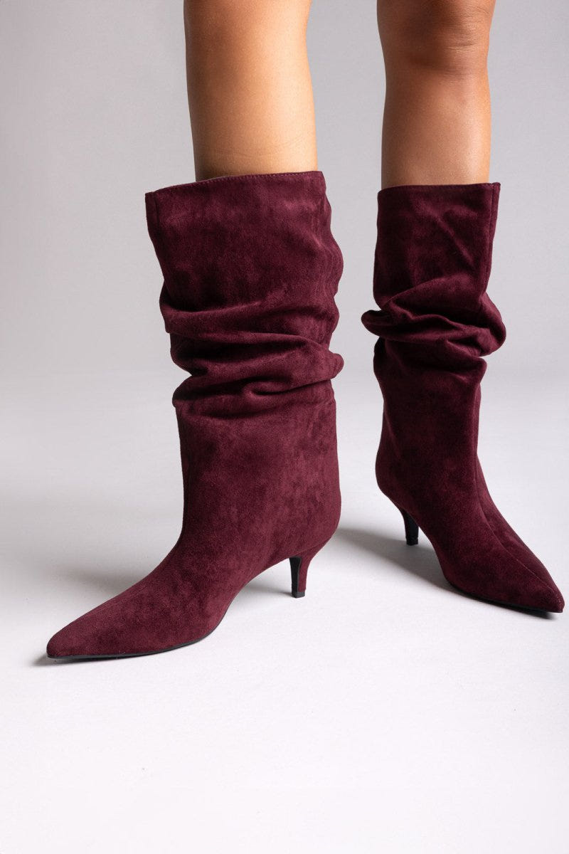 Ideal shoes - Pointed Suede Slouch Boots with Kitten Heel - Burgundy Suede
