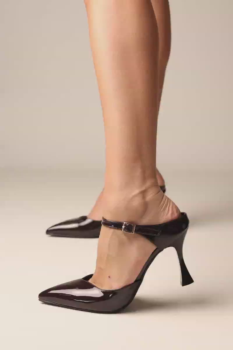 Mules em verniz d’Orsay com salto fino – Castanho
