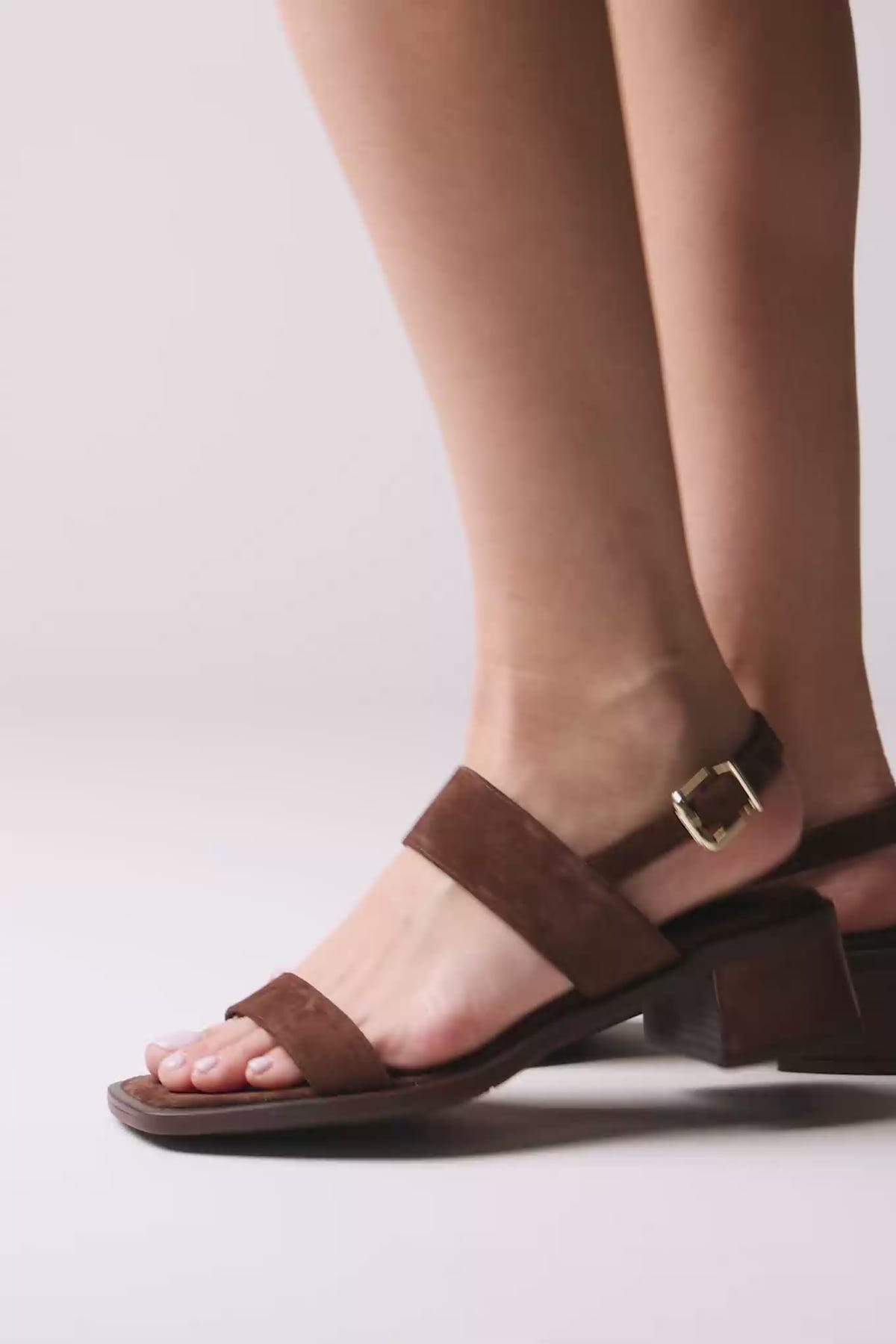 Sandalias Low tacón ancho con tira al tobillo - Ante marrón