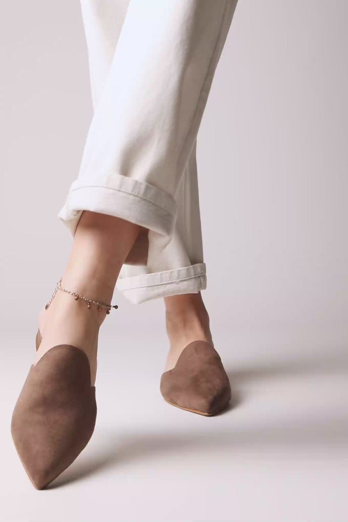 Mules asimétrico en punta Flat - Ante marrón