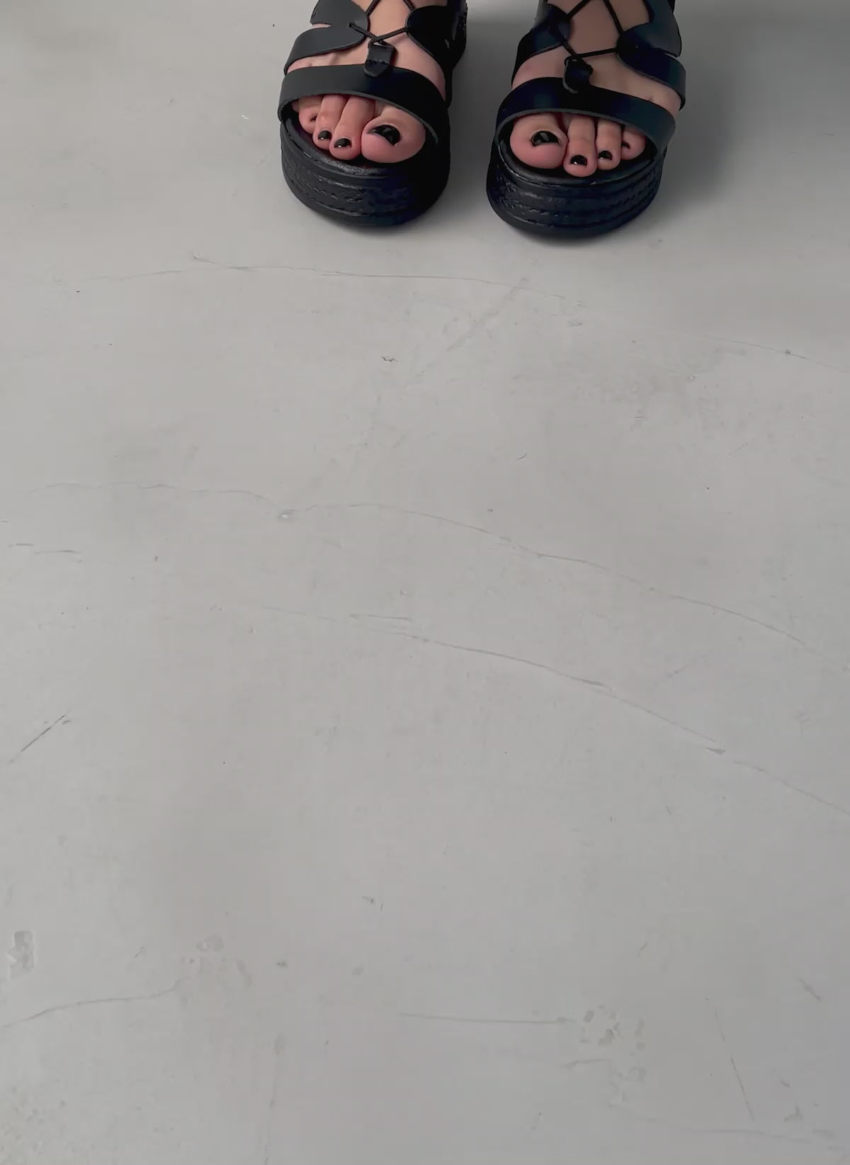 Σανδάλια flatforms δερμάτινα με δέσιμο estil