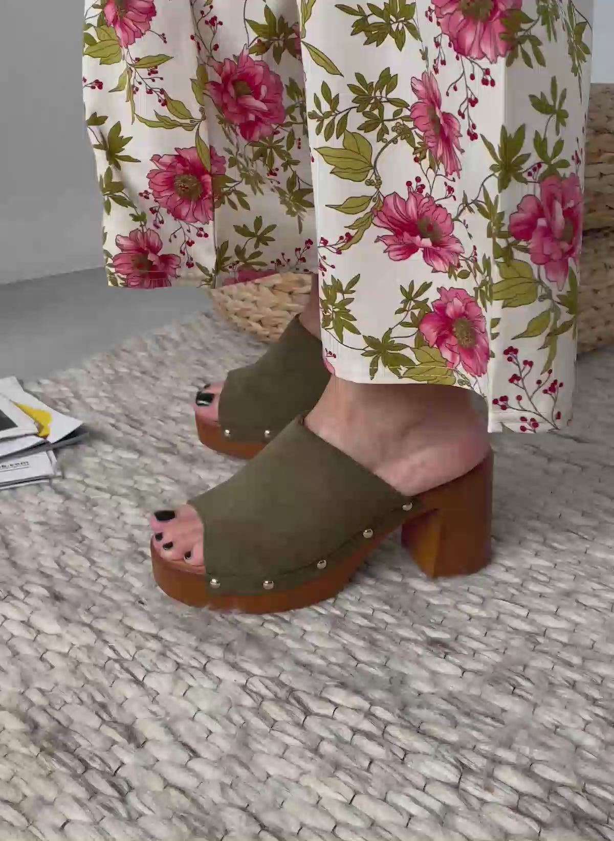 Clogs suede με χρυσά τρουκς Erynn