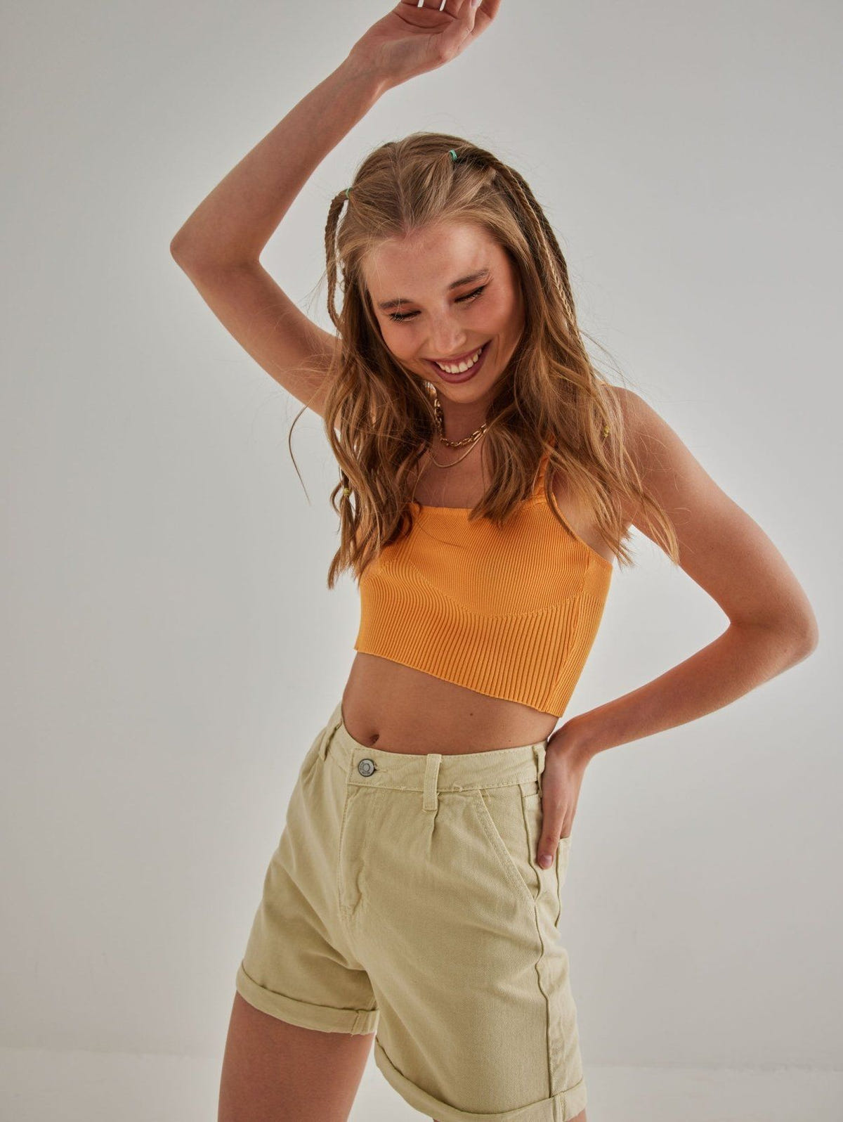 Ψηλόμεσο σορτς με ρεβέρ - Κίτρινο - thefashionproject.gr - The Fashion Project