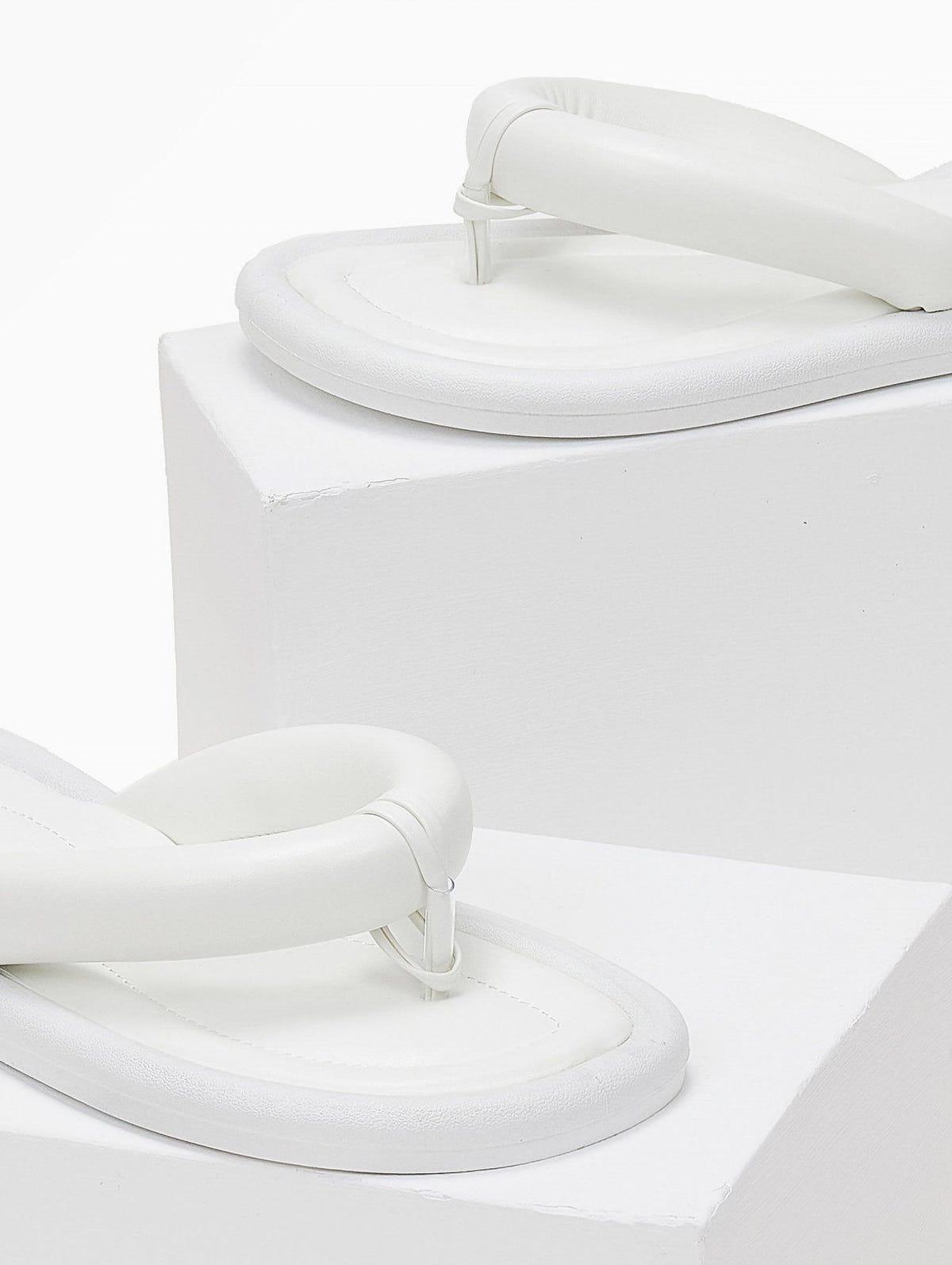 Σαγιονάρες με puffed σχέδιο - Λευκό - thefashionproject.gr - The Fashion Project