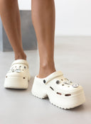 Σαμπό με ψηλή σόλα και διακοσμητικά - Μπεζ - thefashionproject.gr - The Fashion Project
