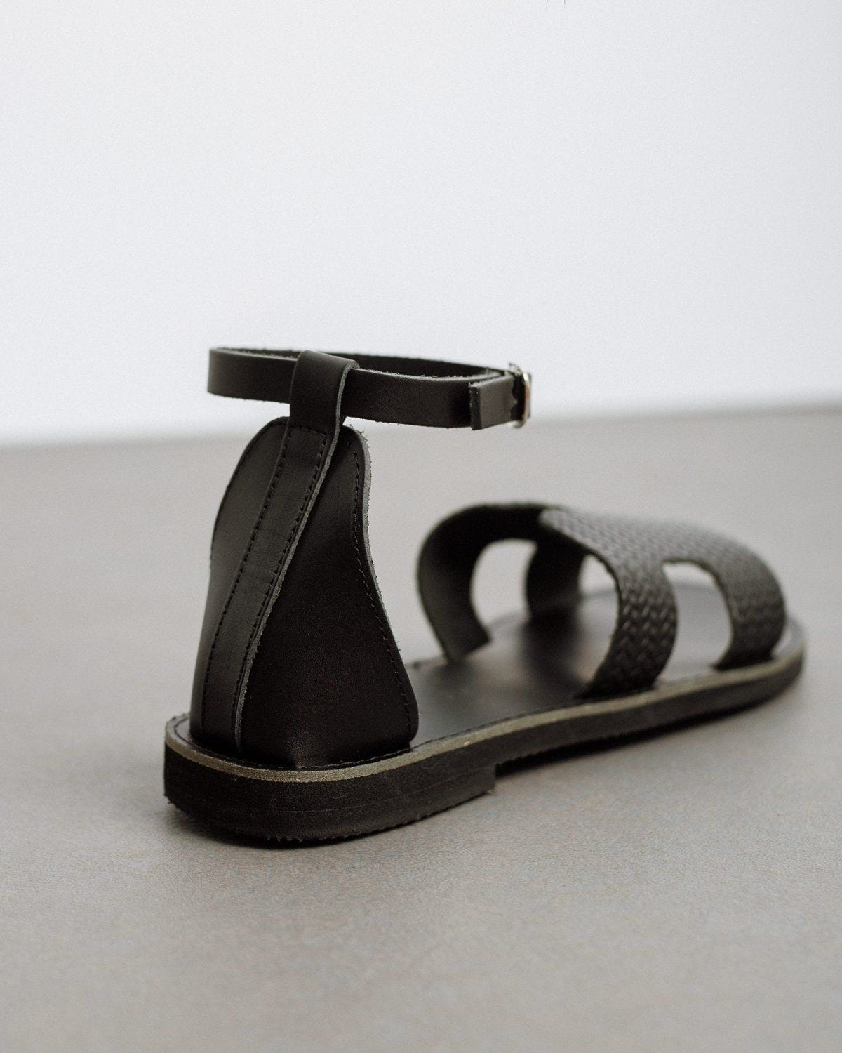 Σανδάλια ankle strap με ανάγλυφο σχέδιο estil - Μαύρο - thefashionproject.gr - Estil