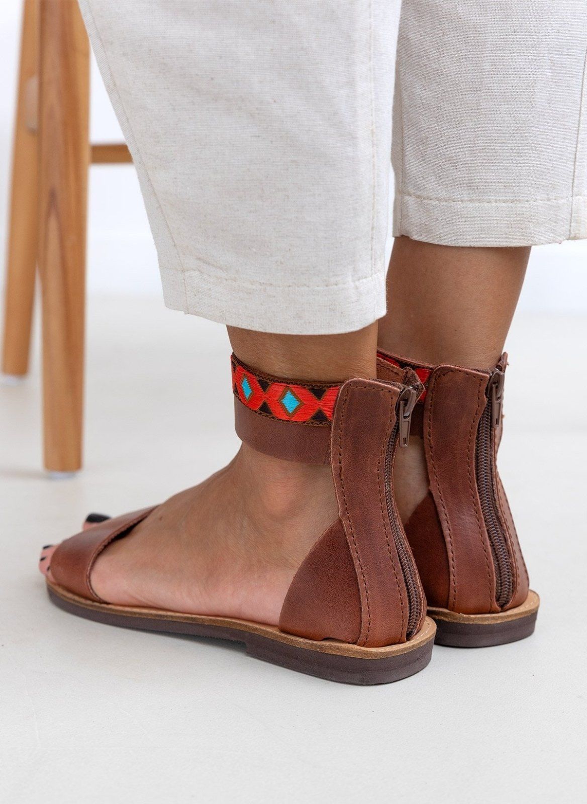 Σανδάλια δερμάτινα boho με φερμουάρ Estil - Ταμπά - thefashionproject.gr - Estil