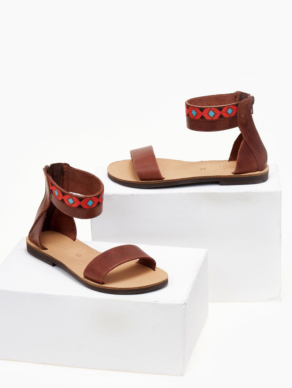 Σανδάλια δερμάτινα boho με φερμουάρ Estil - Ταμπά - thefashionproject.gr - Estil
