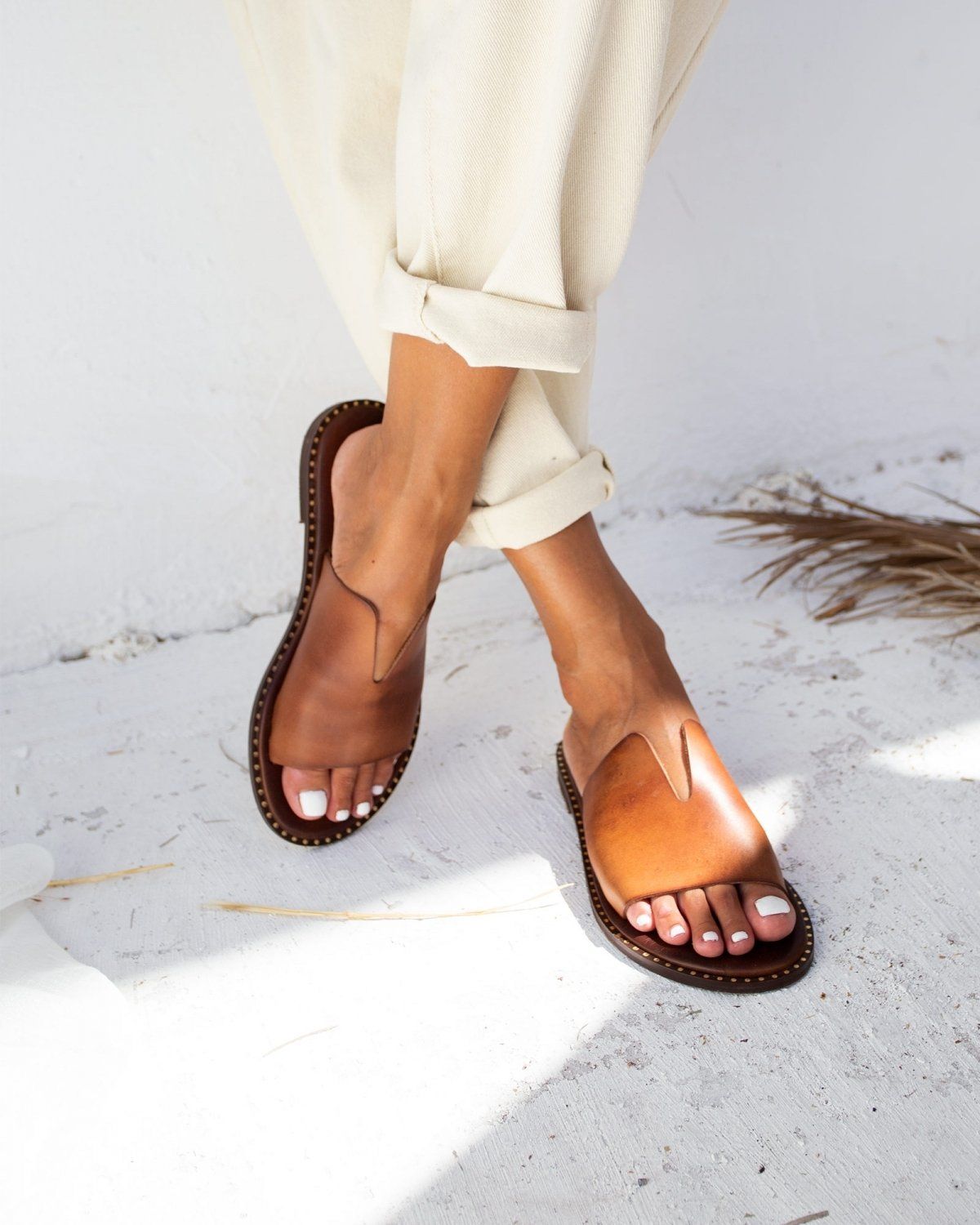 Σανδάλια δερμάτινα με άνοιγμα στη φάσα Iris Sandals - Καφέ - thefashionproject.gr - IRIS