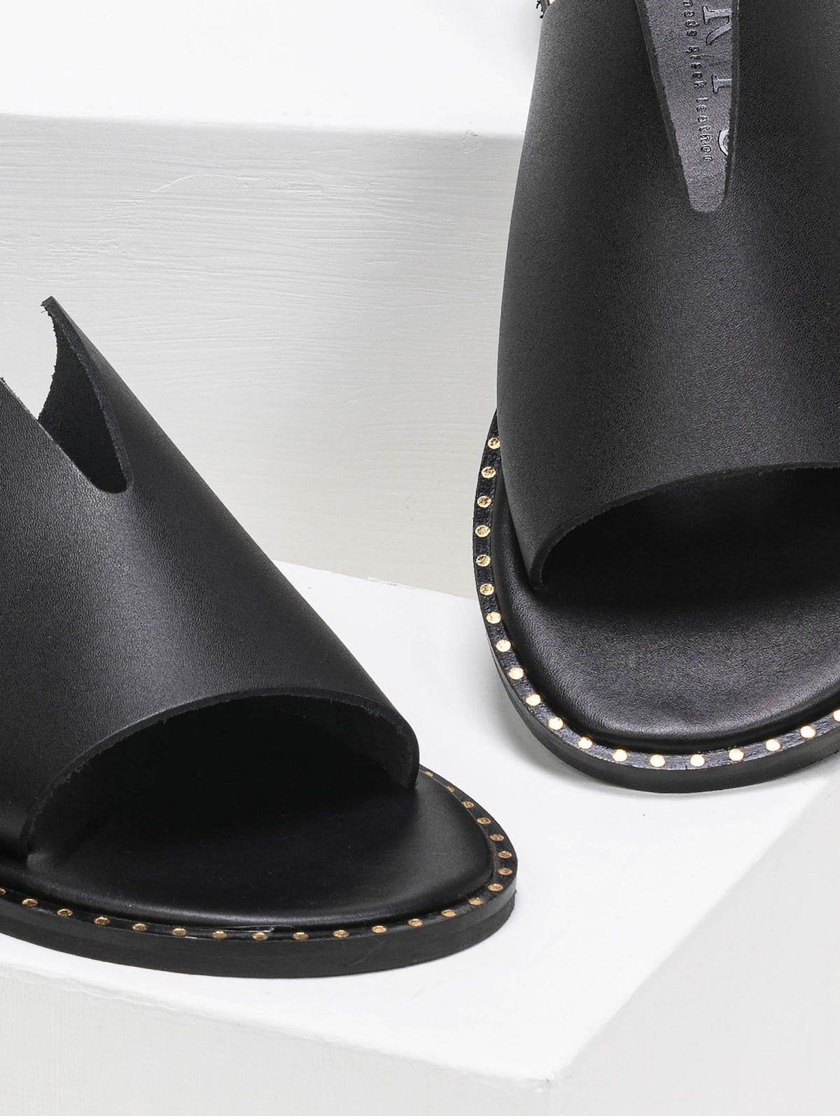 Σανδάλια δερμάτινα με άνοιγμα στη φάσα Iris Sandals - Μαύρο - thefashionproject.gr - IRIS