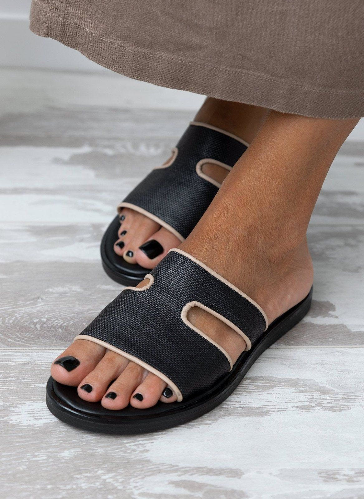Σανδάλια δερμάτινα με ανοίγματα Iris Sandals - Μαύρο - thefashionproject.gr - IRIS