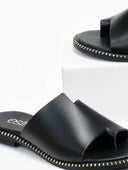 Σανδάλια δερμάτινα με ασύμμετρο τελείωμα estil