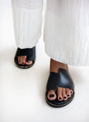 Σανδάλια δερμάτινα με ασύμμετρο τελείωμα estil