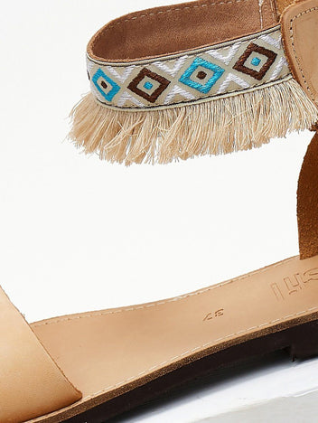Σανδάλια δερμάτινα με boho τρέσα με κρόσσια Estil - Φυσικό - thefashionproject.gr - Estil