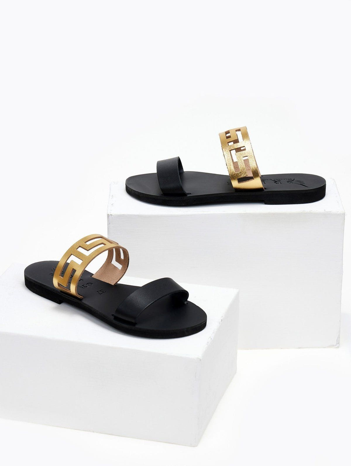 Σανδάλια δερμάτινα με διάτρητη φάσα Iris Sandals - Μαύρο/Χρυσό - thefashionproject.gr - IRIS