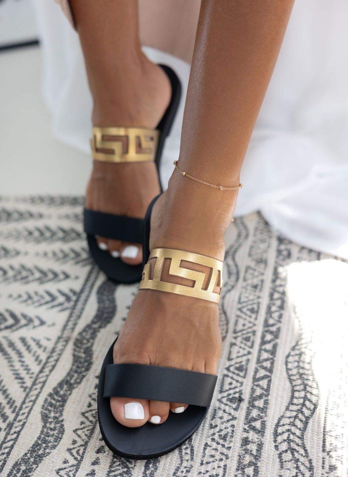 Σανδάλια δερμάτινα με διάτρητη φάσα Iris Sandals - Μαύρο/Χρυσό - thefashionproject.gr - IRIS