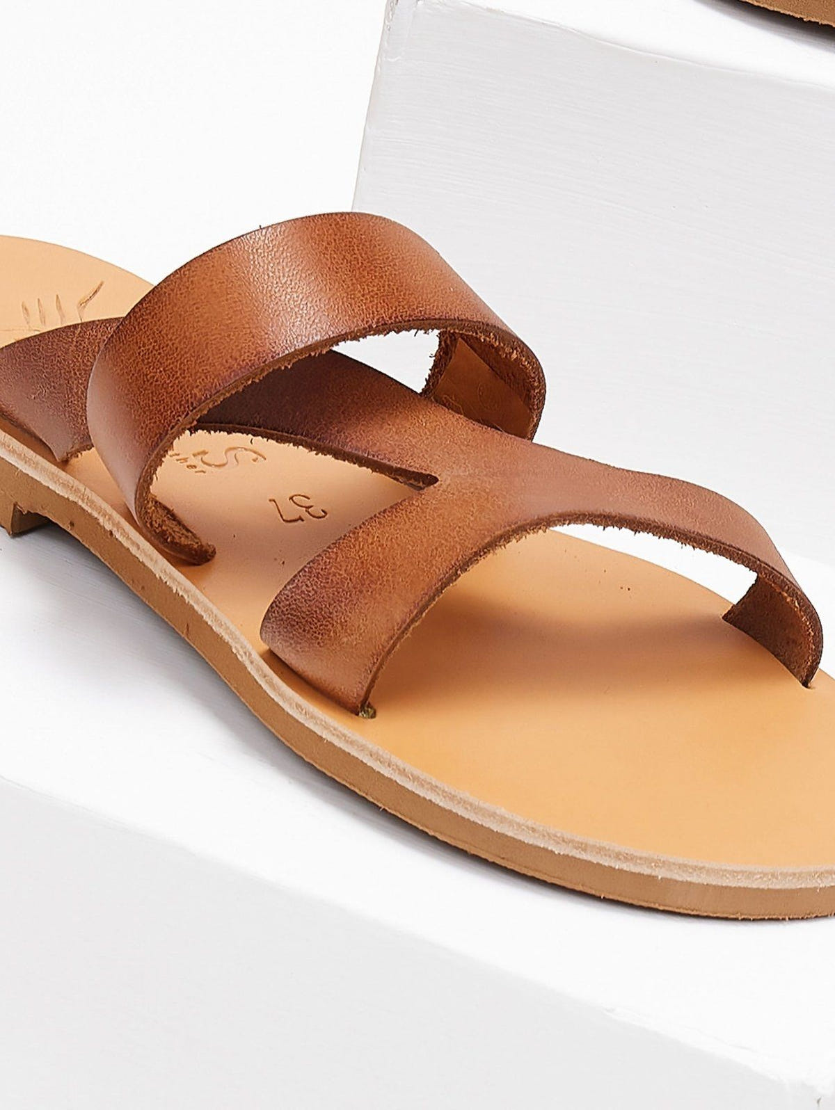 Σανδάλια δερμάτινα με ιδιαίτερες φάσες Iris Sandals - Καφέ - thefashionproject.gr - IRIS