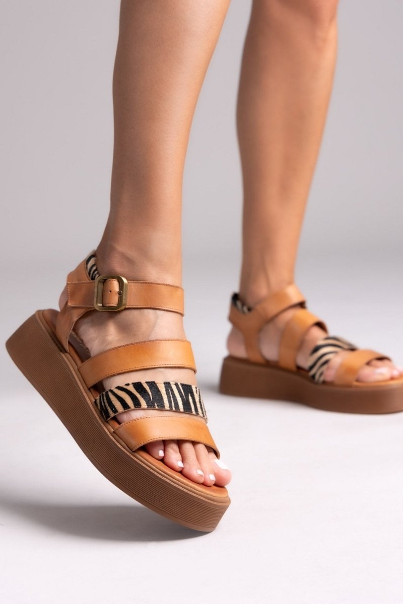 Σανδάλια δερμάτινα με print Tfp - Ταμπά - thefashionproject.gr - TFP