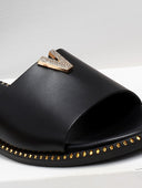 Σανδάλια δερμάτινα με v cut και στρας TFP - Μαύρο - thefashionproject.gr - TFP