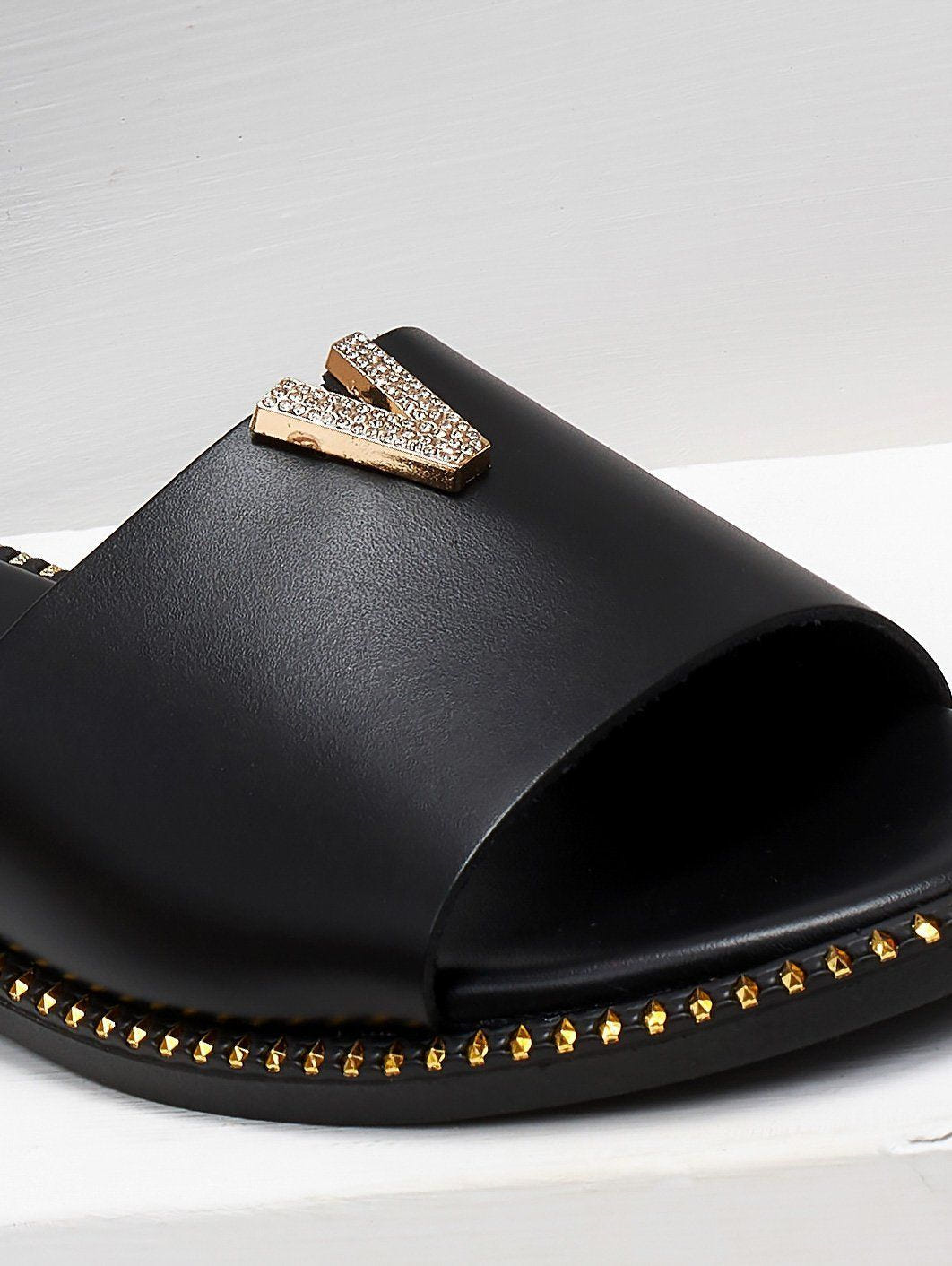 Σανδάλια δερμάτινα με v cut και στρας TFP - Μαύρο - thefashionproject.gr - TFP