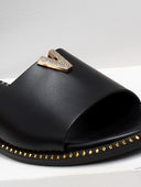Σανδάλια δερμάτινα με v cut και στρας TFP - Μαύρο - thefashionproject.gr - TFP