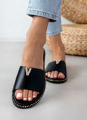 Σανδάλια δερμάτινα με v cut και στρας TFP - Μαύρο - thefashionproject.gr - TFP