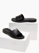 Σανδάλια δερμάτινα με v cut και στρας TFP - Μαύρο - thefashionproject.gr - TFP