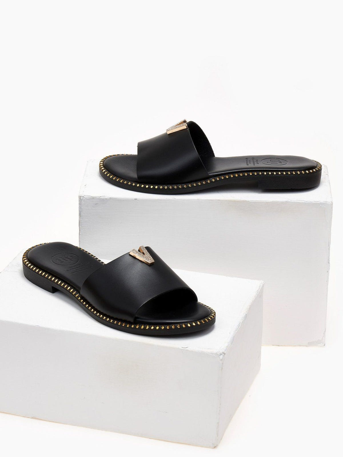 Σανδάλια δερμάτινα με v cut και στρας TFP - Μαύρο - thefashionproject.gr - TFP