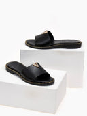 Σανδάλια δερμάτινα με v cut και στρας TFP - Μαύρο - thefashionproject.gr - TFP
