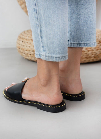 Σανδάλια δερμάτινα με v cut και στρας TFP - Μαύρο - thefashionproject.gr - TFP