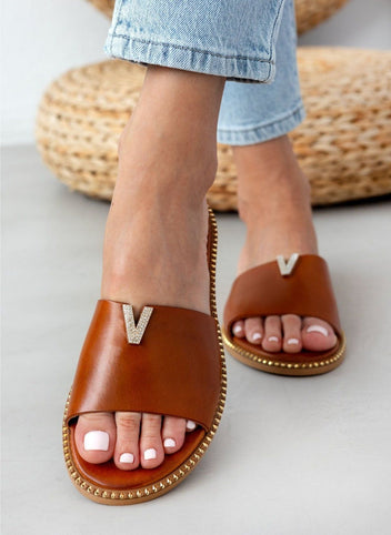 Σανδάλια δερμάτινα με v cut και στρας TFP - Ταμπά - thefashionproject.gr - TFP