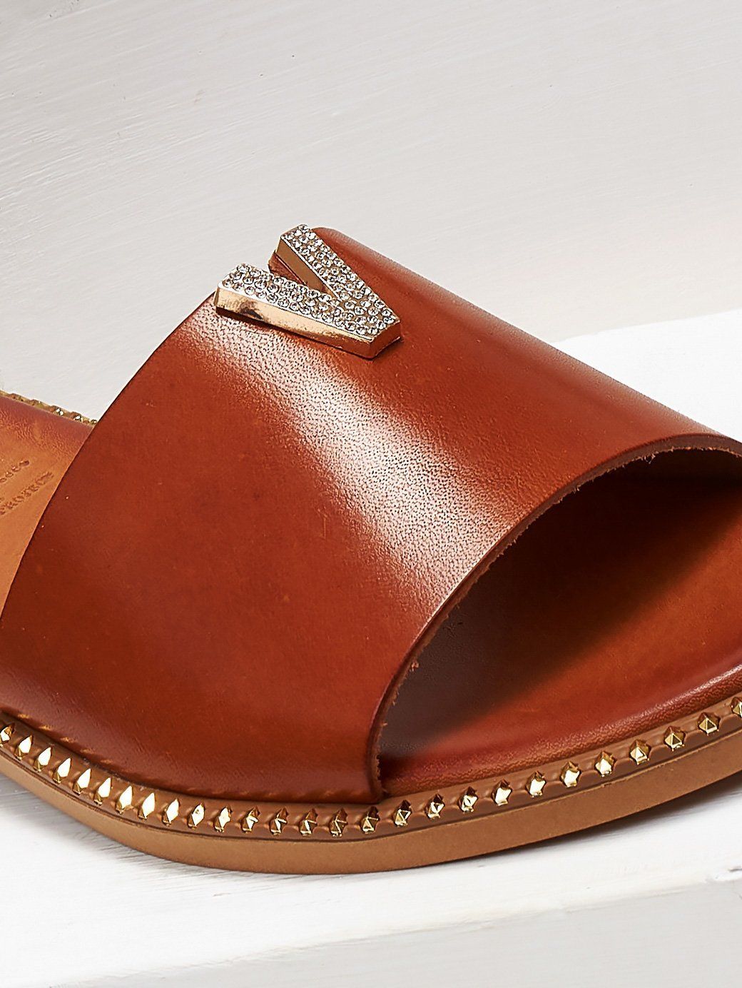Σανδάλια δερμάτινα με v cut και στρας TFP - Ταμπά - thefashionproject.gr - TFP