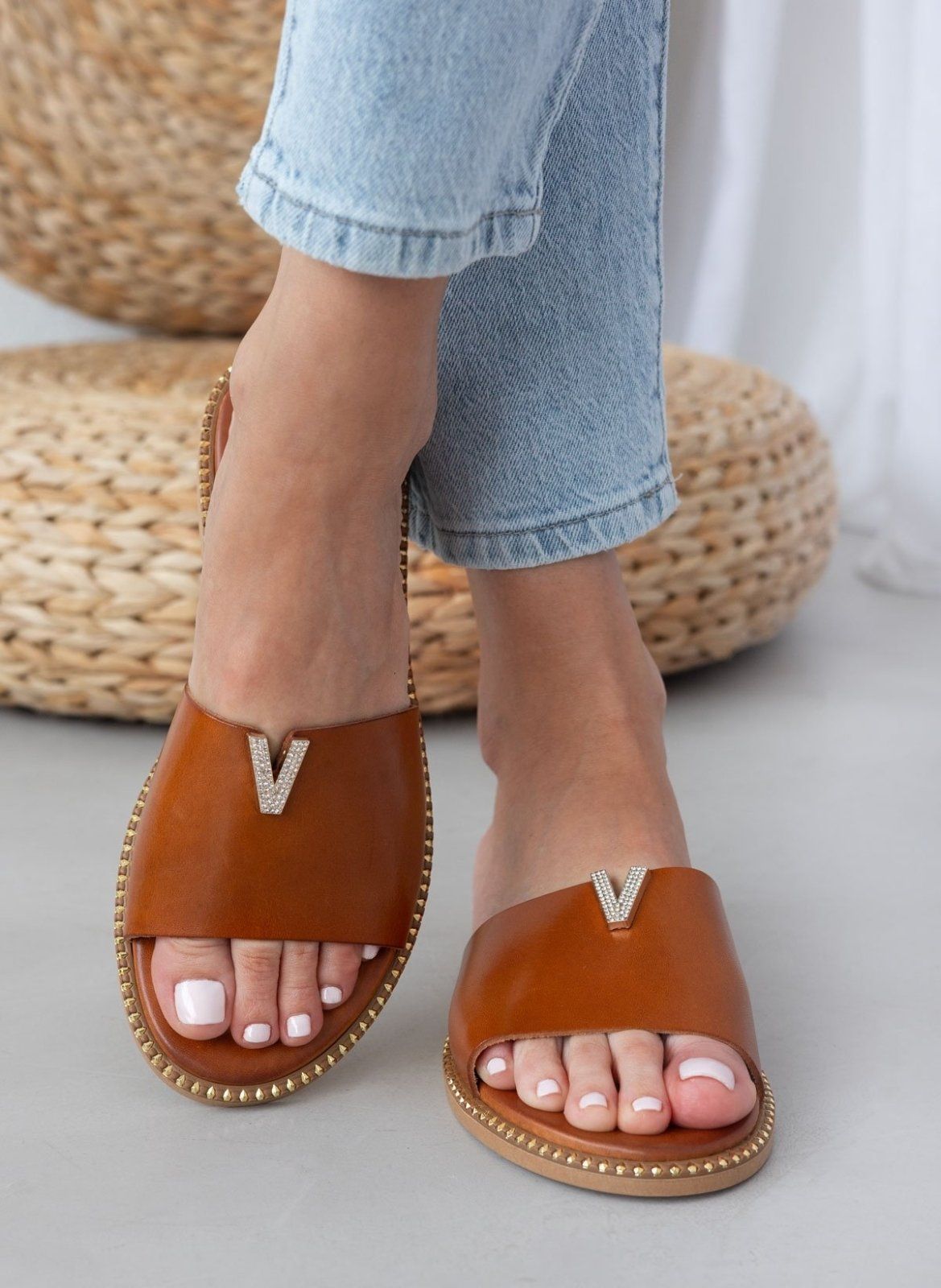 Σανδάλια δερμάτινα με v cut και στρας TFP - Ταμπά - thefashionproject.gr - TFP