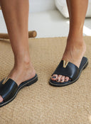 Σανδάλια δερμάτινα με v cut Ragazza 01025 - Μαύρο - thefashionproject.gr - RAGAZZA
