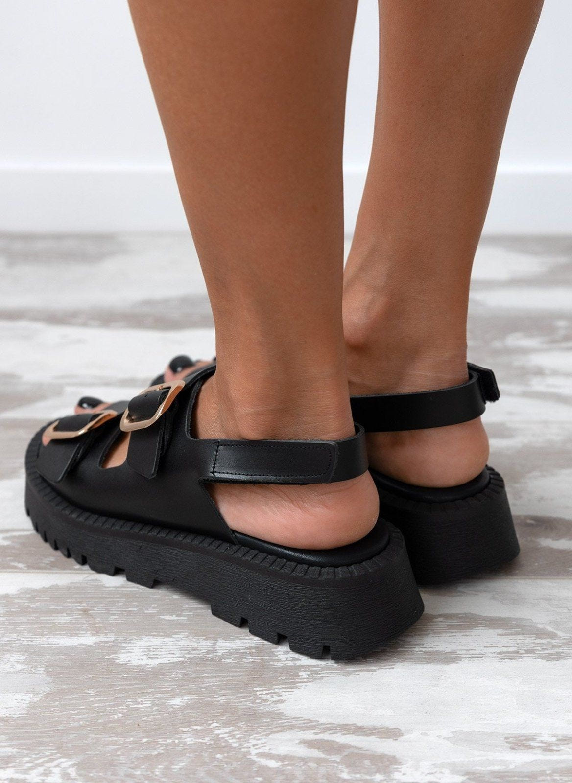 Σανδάλια δερμάτινα με velcro λουράκι TFP - Μαύρο - thefashionproject.gr - TFP