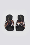 Σανδάλια δερμάτινα ponyskin με print - Μαύρο/Ταμπα - thefashionproject.gr - CARAD