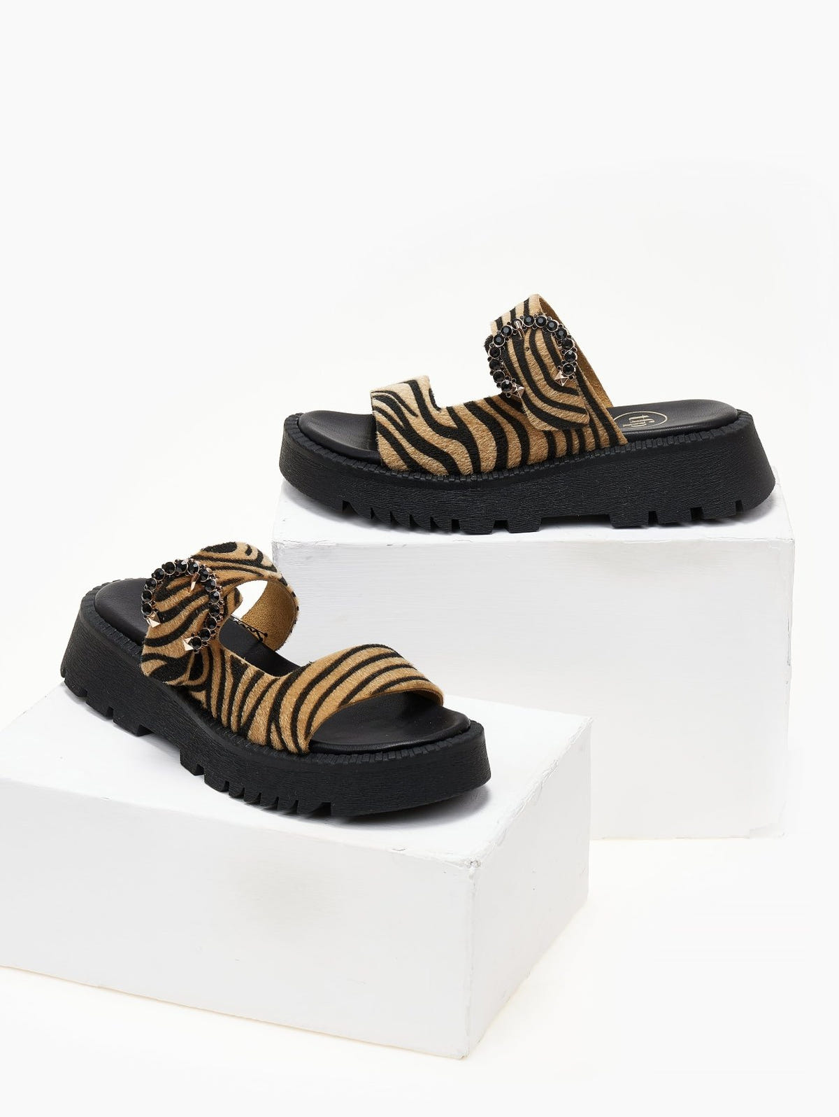 Σανδάλια flatforms από συνθετικό ponyskin με στρας TFP - Μαύρο/Μπεζ - thefashionproject.gr - TFP