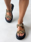 Σανδάλια flatforms από συνθετικό ponyskin με στρας TFP - Μαύρο/Μπεζ - thefashionproject.gr - TFP